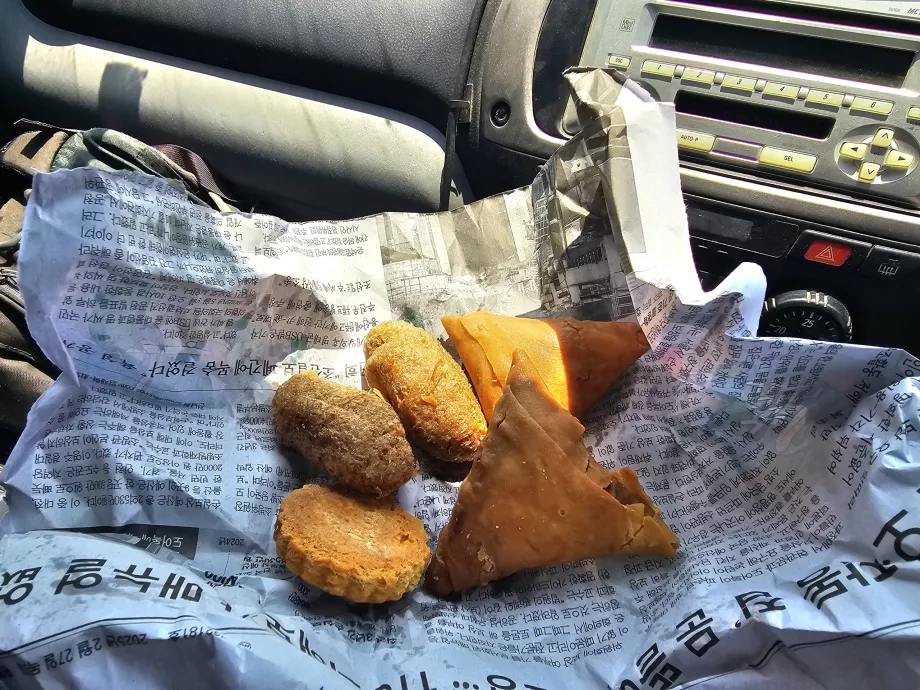 Jajanan pinggir jalan