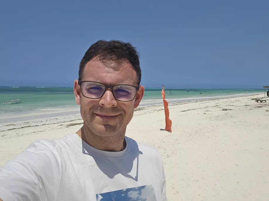 Saya di pantai Pwani-Mchangani