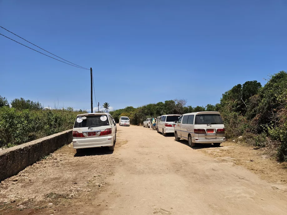 Parkir di Pantai Mtende