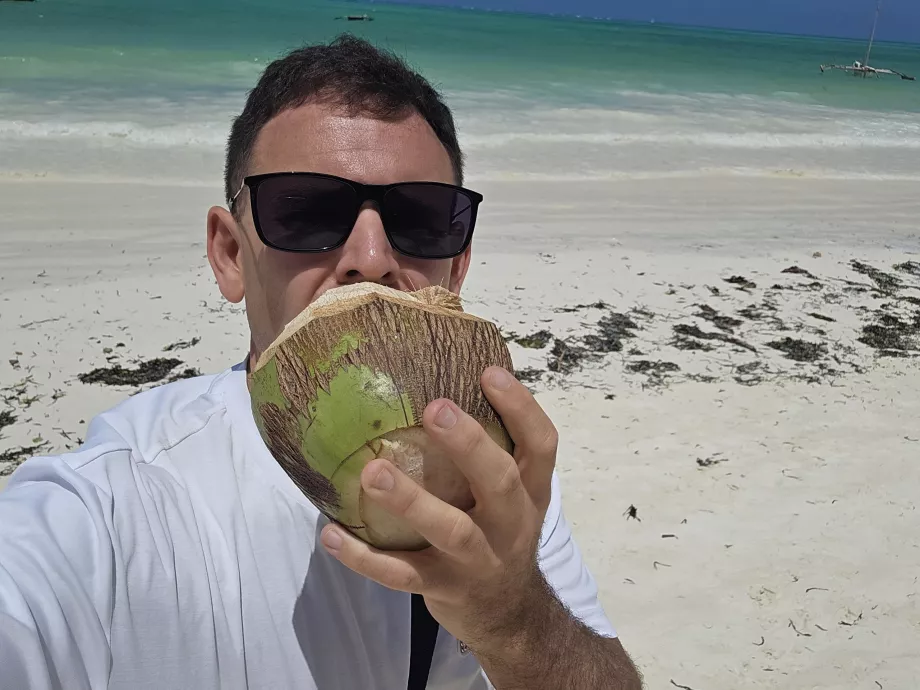 Saya minum kelapa di pantai di Paje