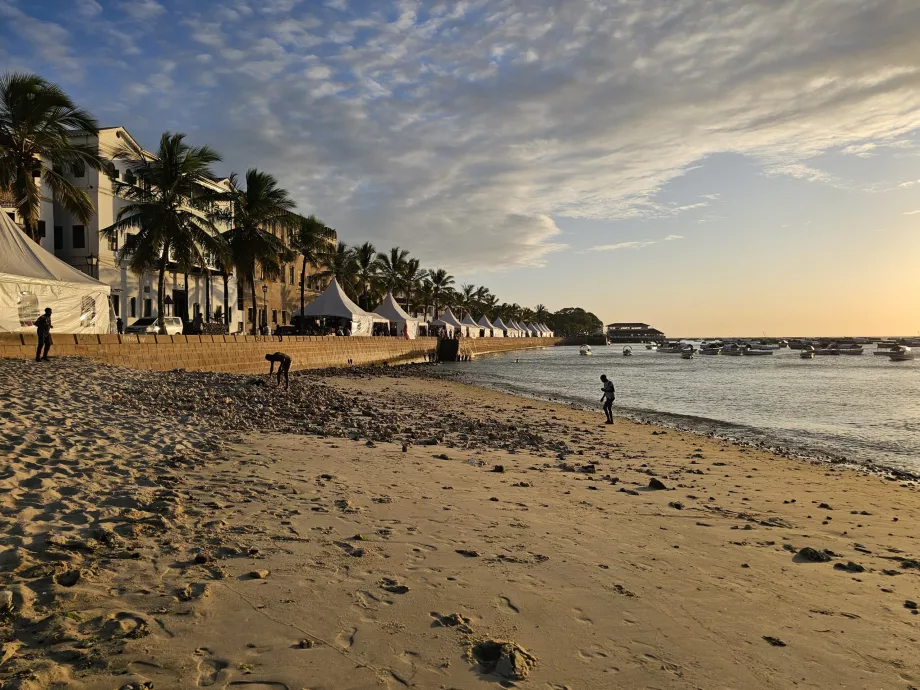 Pantai di kawasan pejalan kaki Forodhani