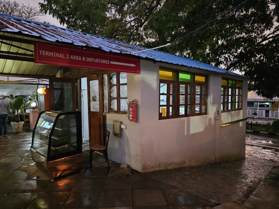 Terminal 2, area luar ruangan umum
