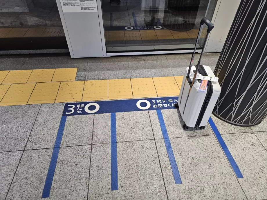 Masuk ke dalam metro - rambu-rambu antrian