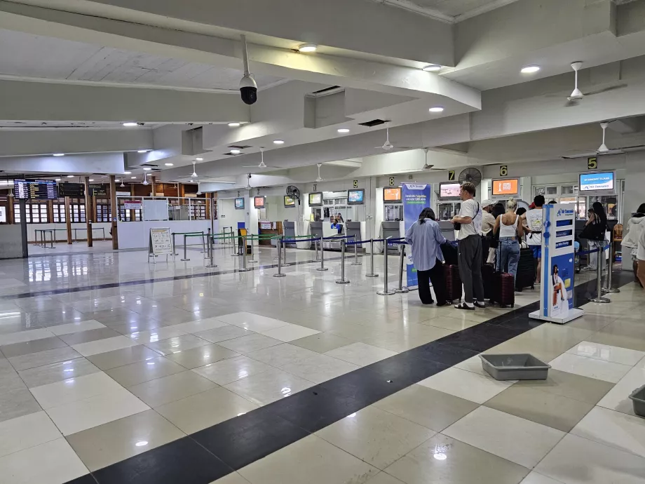 Terminal 2A, konter check-in