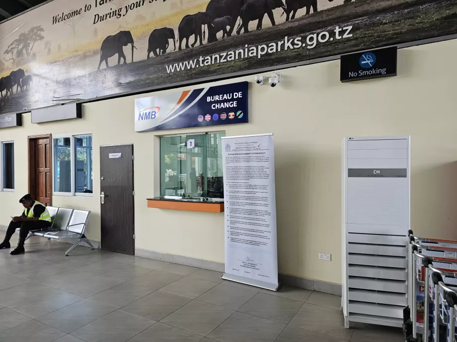 Kantor penukaran di aula kedatangan