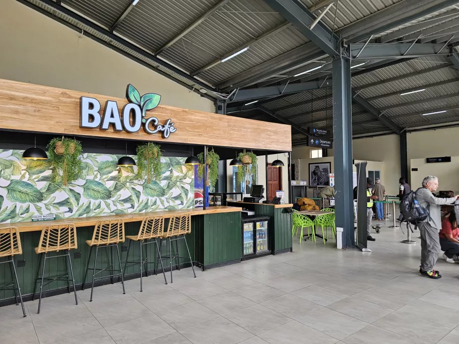 Kafe di area umum aula keberangkatan