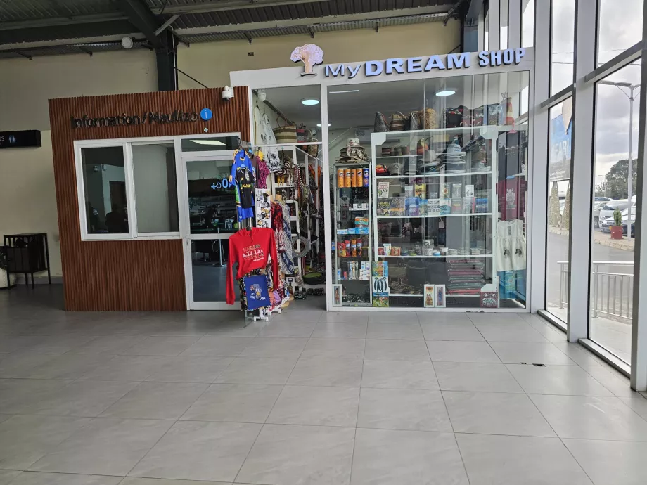 Toko suvenir di aula keberangkatan