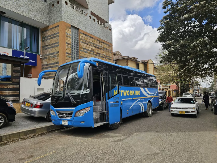 Halte bus ke arah bandara di Jalan India