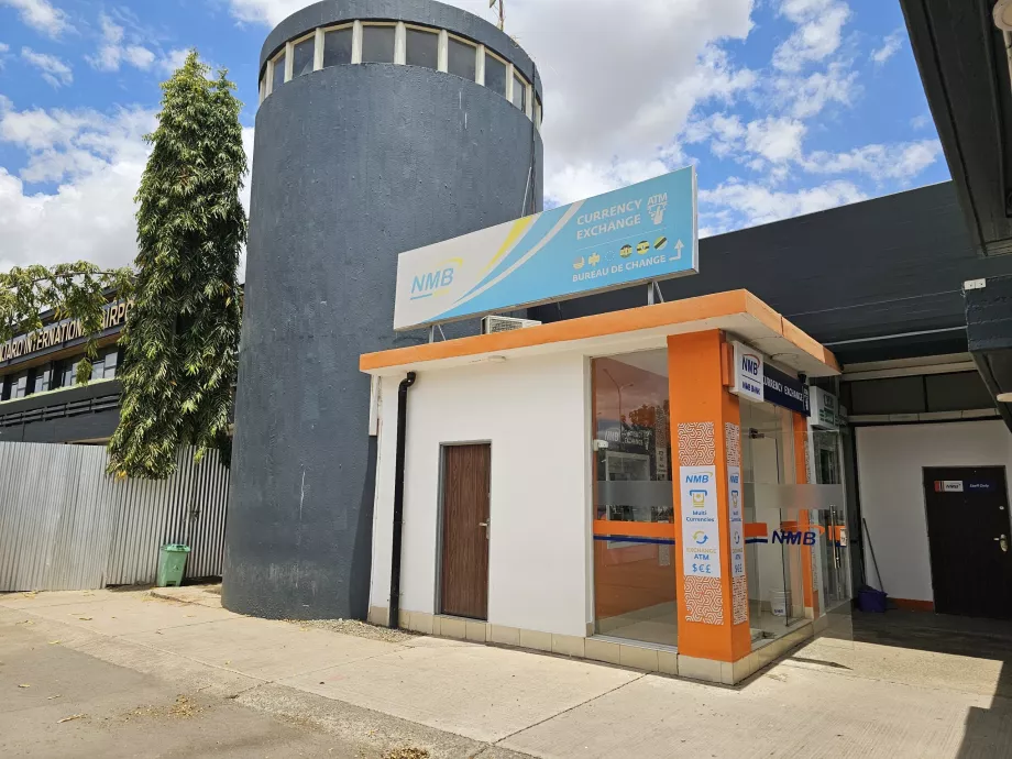 ATM di depan aula kedatangan