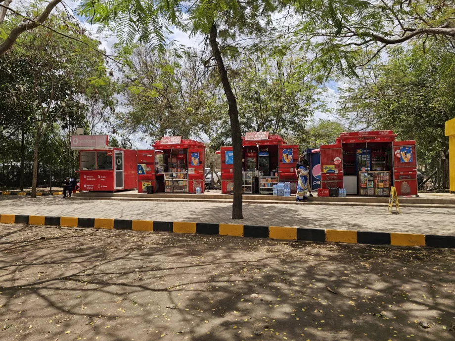 Tempat penyegaran di depan aula kedatangan