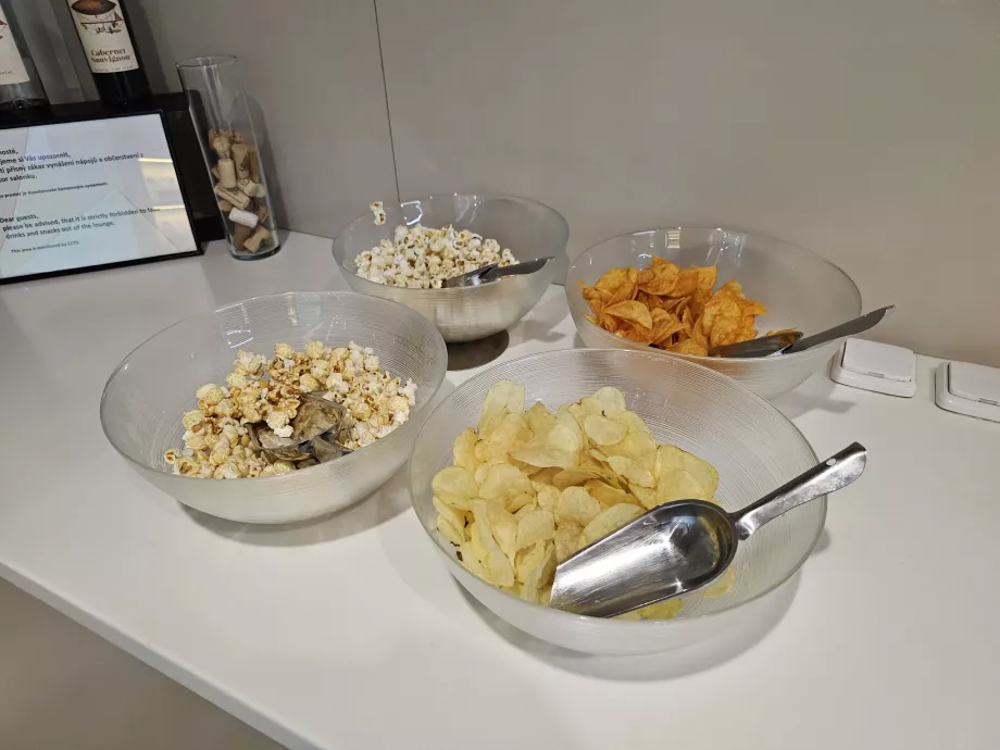 Keripik dan popcorn