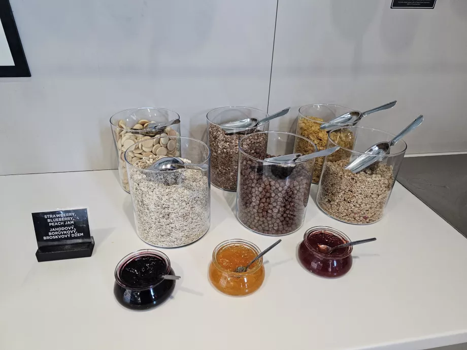 Granola, muesli, dan selai
