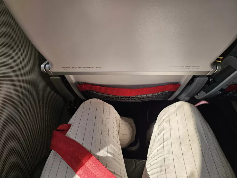 Ruang kaki di Embraer E190