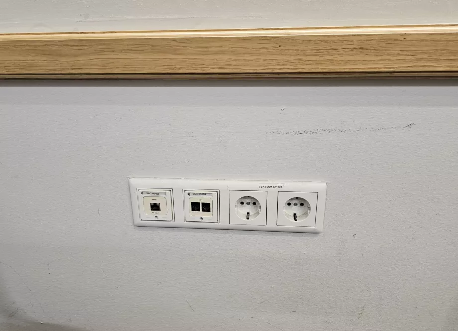 Soket untuk mengisi daya elektronik