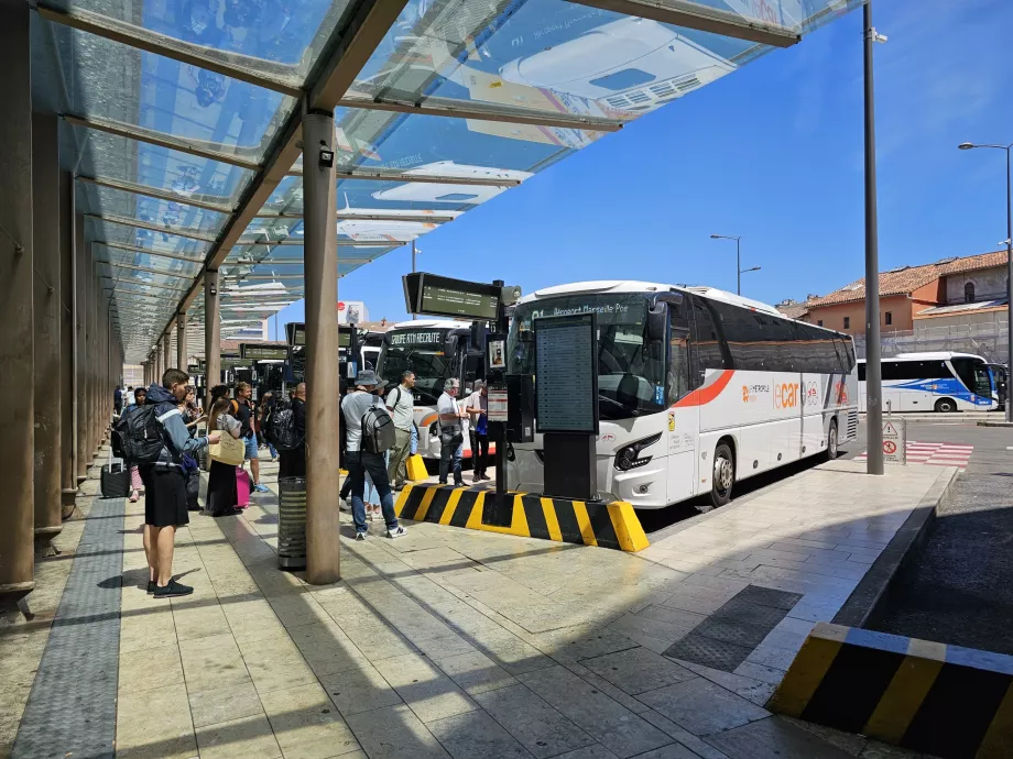Halt bus bandara, St Charles