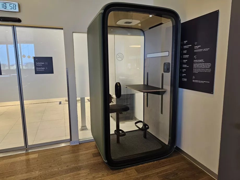 Tempat untuk melakukan panggilan telepon