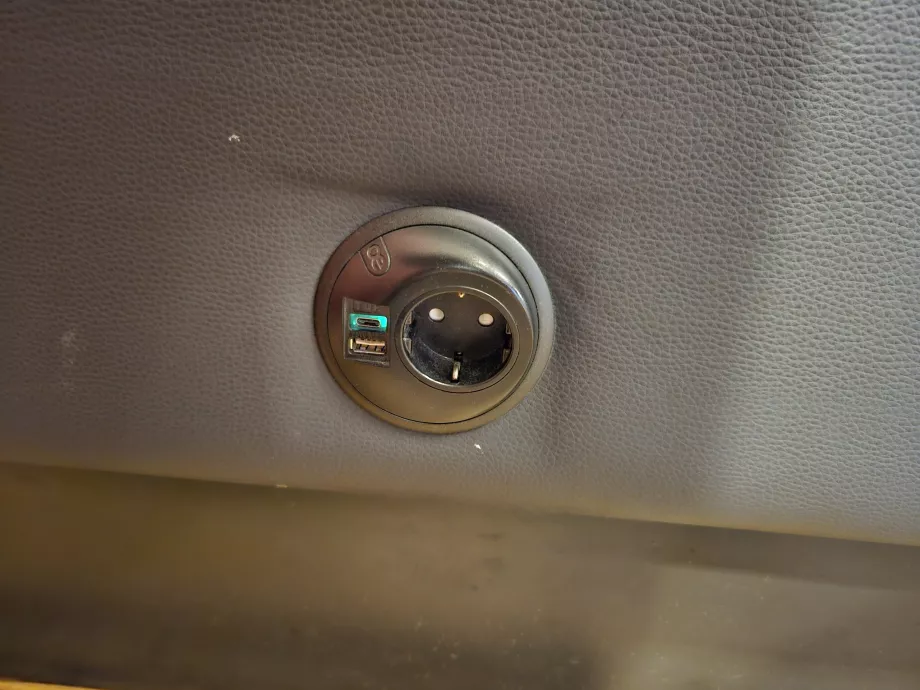 Soket untuk mengisi daya elektronik