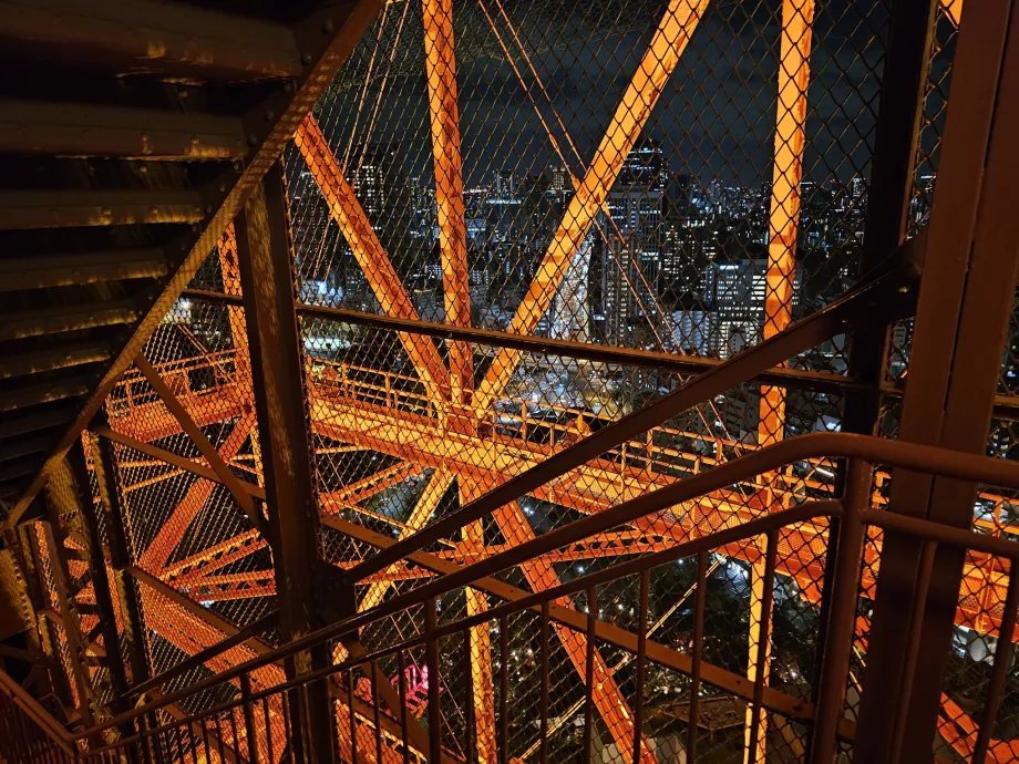 Jalan menuruni tangga