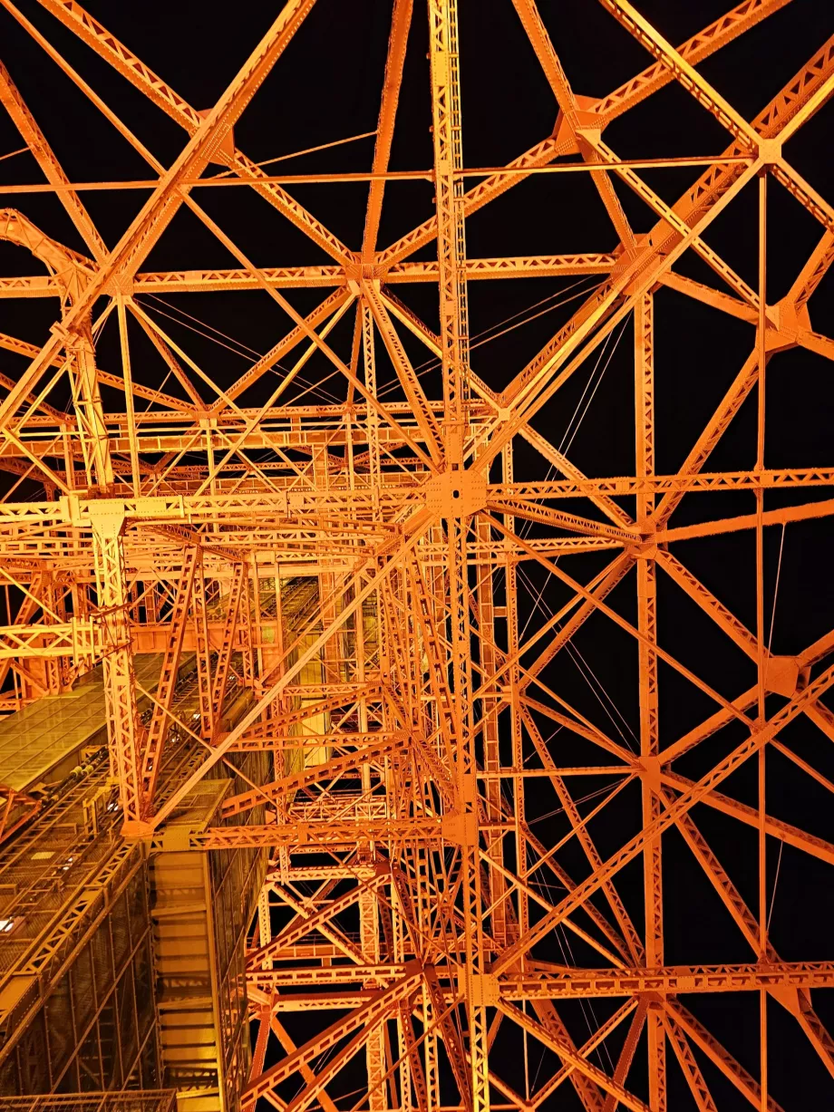 Jalan menuruni tangga