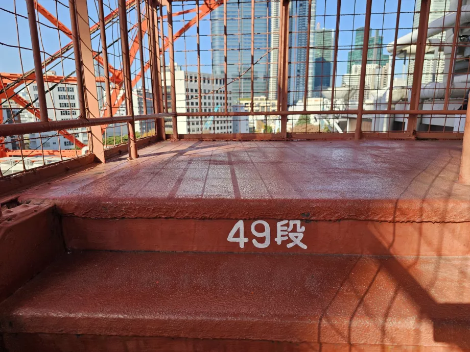 Berjalan menaiki tangga