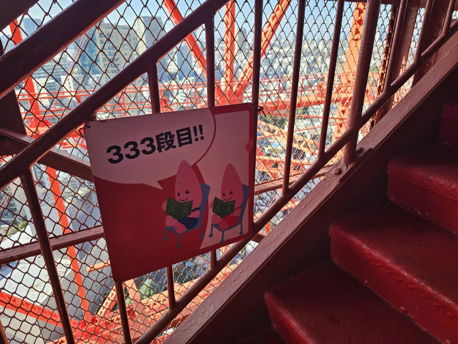 Berjalan menaiki tangga