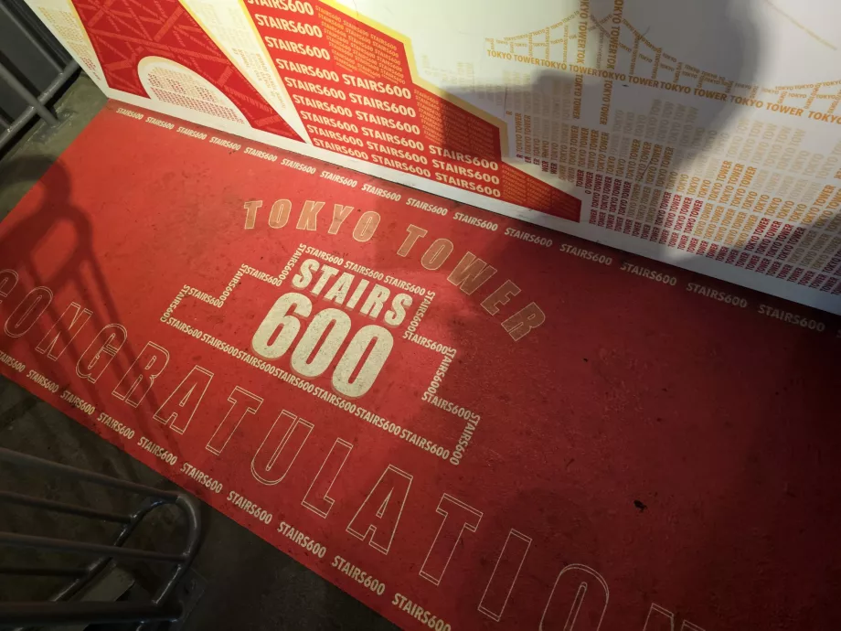 Berjalan menaiki tangga, anak tangga ke-600