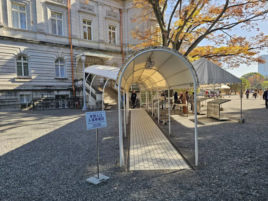 Pintu masuk ke bagian dalam Istana Akasaka