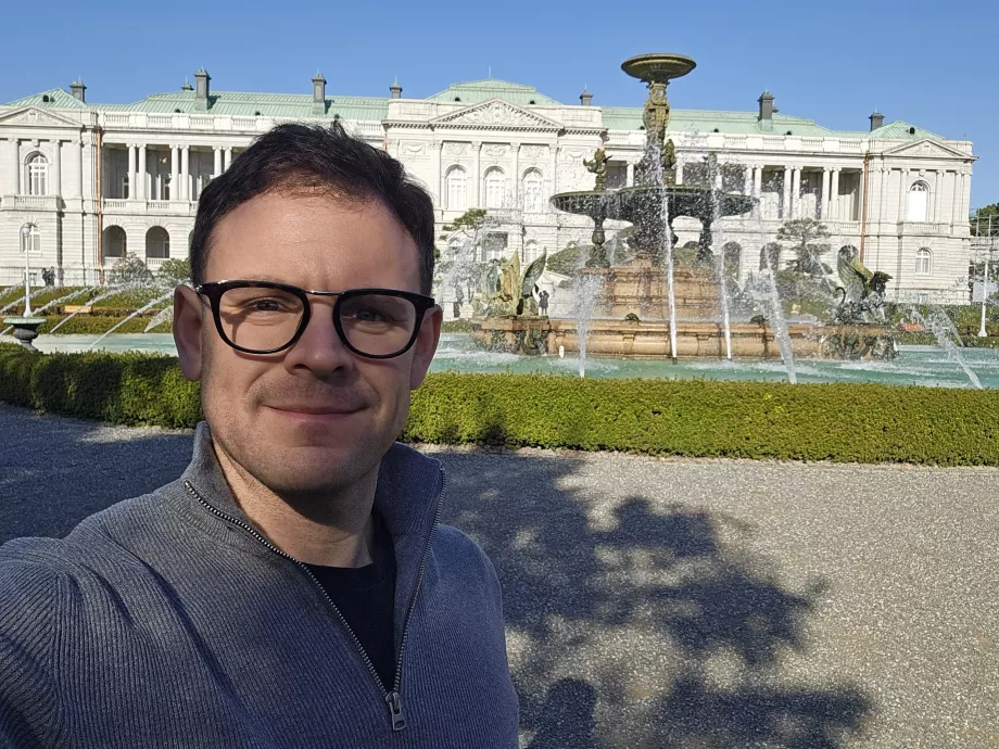 Saya di depan Istana Akasaka