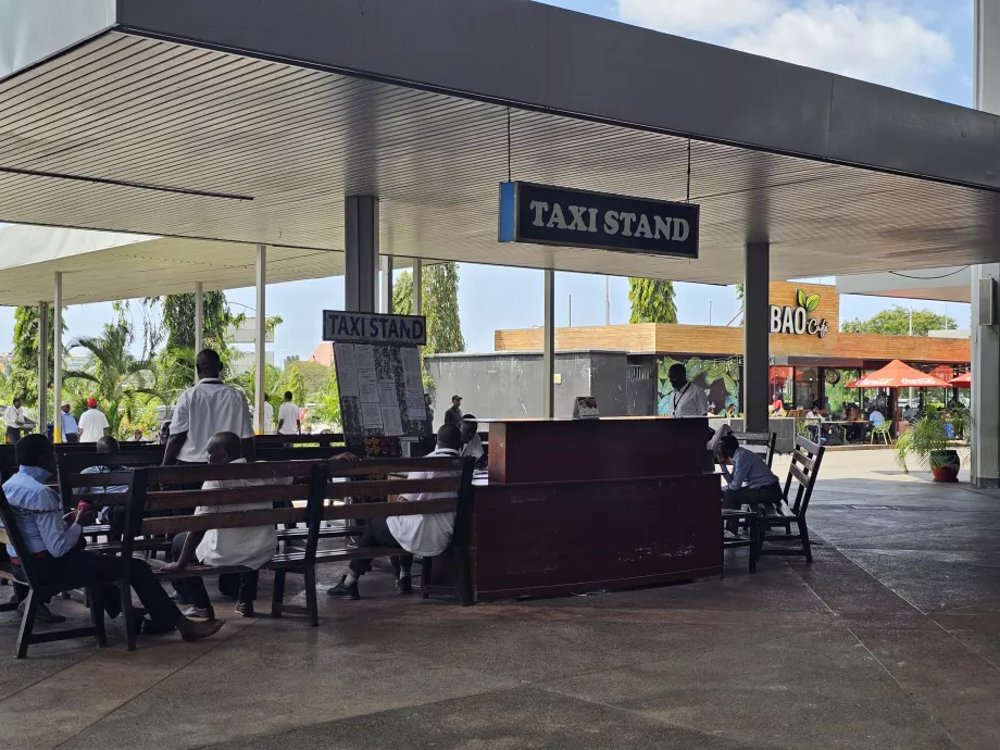 Pangkalan taksi di depan Terminal 2