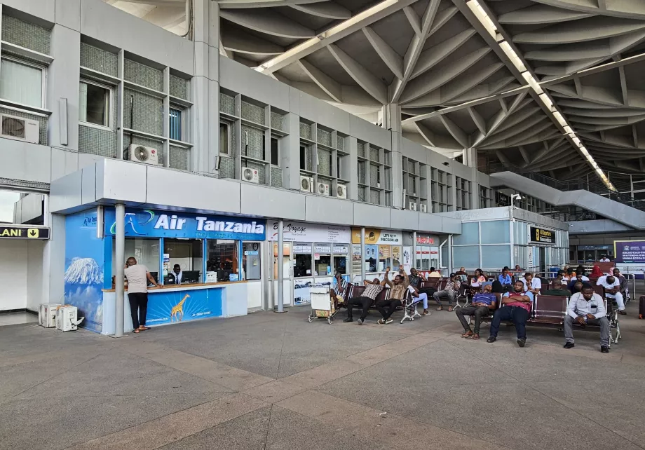 Konter maskapai penerbangan di depan aula keberangkatan