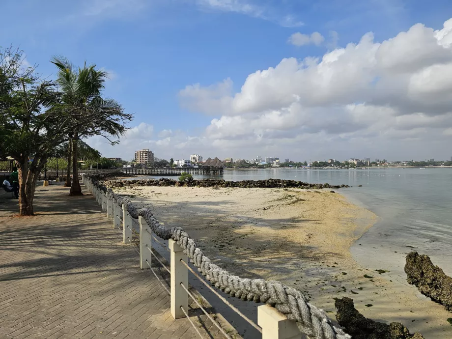 Pantai di Slipway Hotel