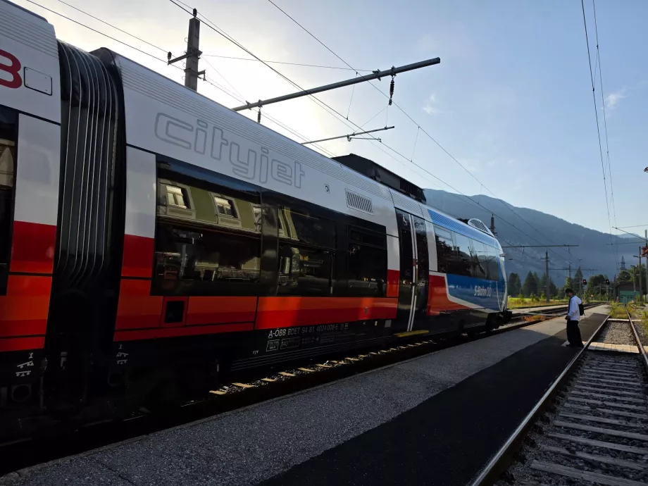 Kereta ke Hallstatt