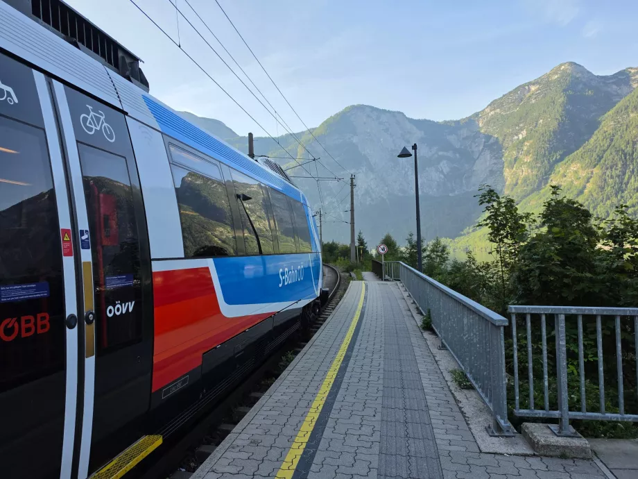 Sebuah kereta api di Stasiun Kereta Api Hallstatt