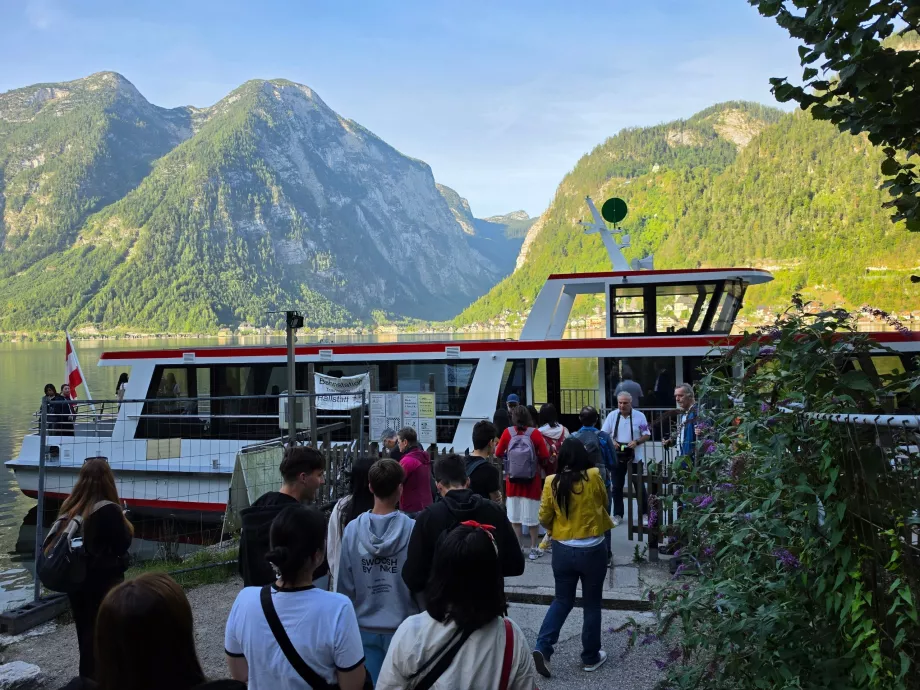 Ferry dari stasiun kereta api ke Hallstatt