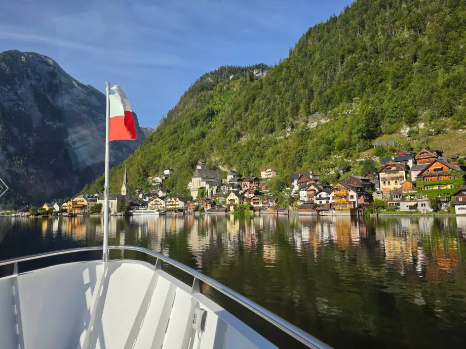 Pemandangan Hallstatt dari atas kapal feri