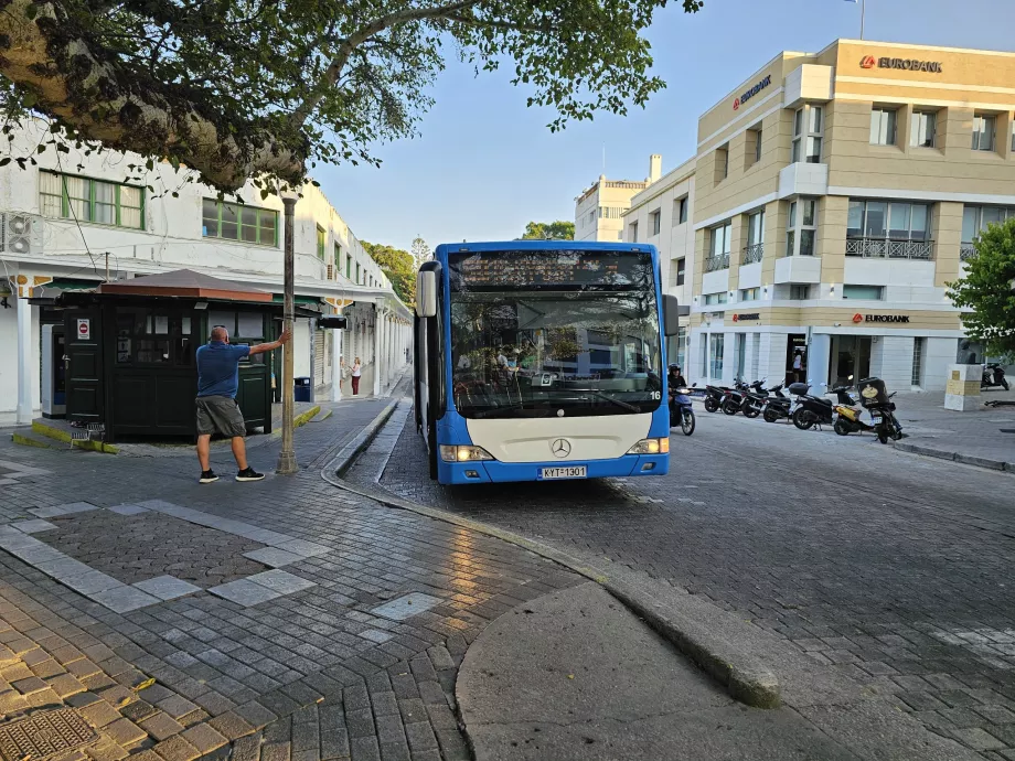 Berhenti di arah bandara di pusat kota Rhodes