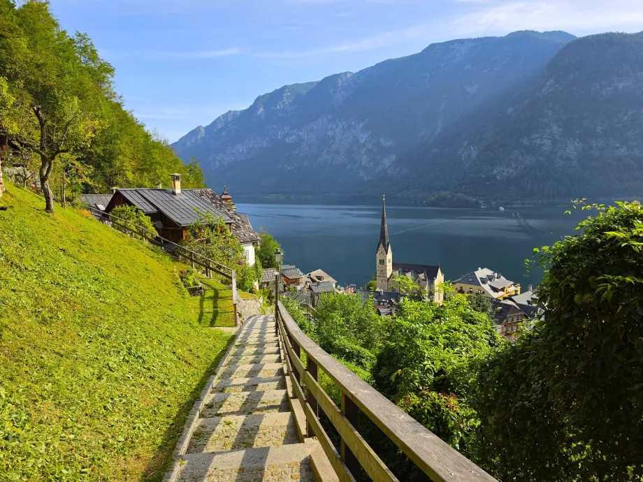 Pemandangan Hallstatt dari jalur pendakian Salzberg