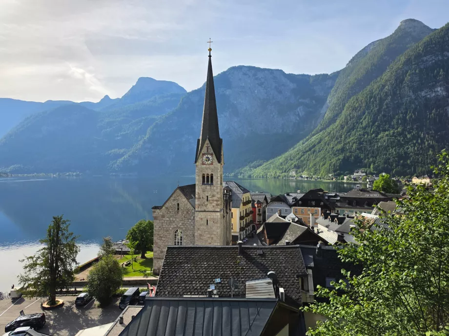 Pemandangan Hallstatt dari gereja Katolik