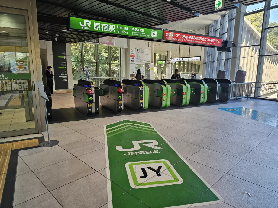 Pintu putar untuk akses ke peron kereta JR