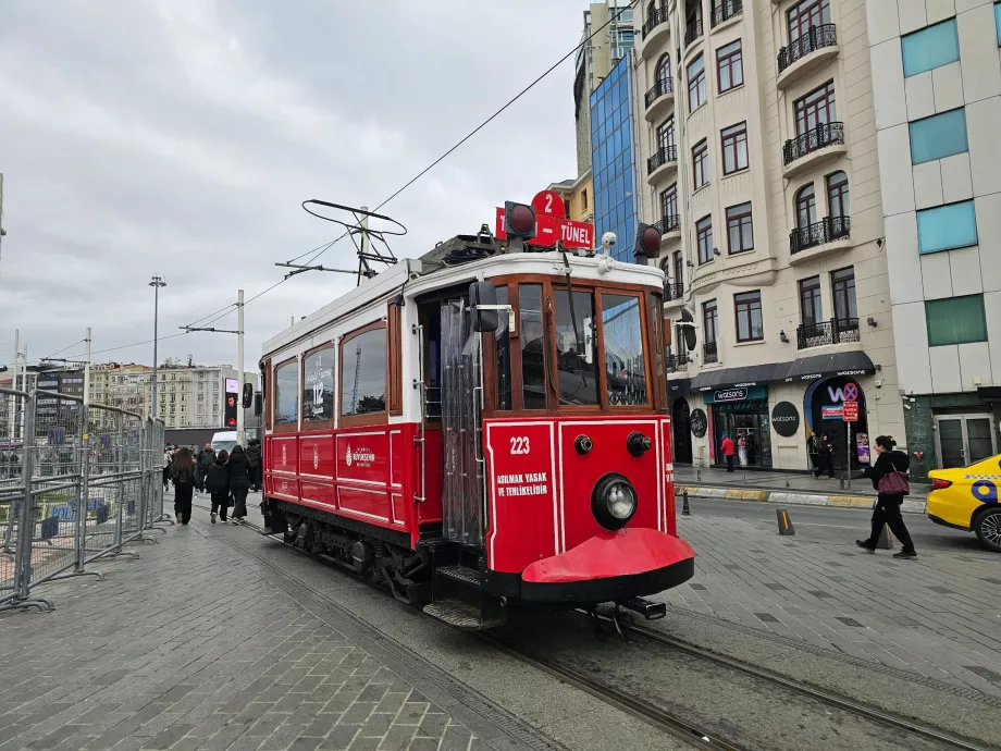 Taksim yang bersejarah - Trem Tünel