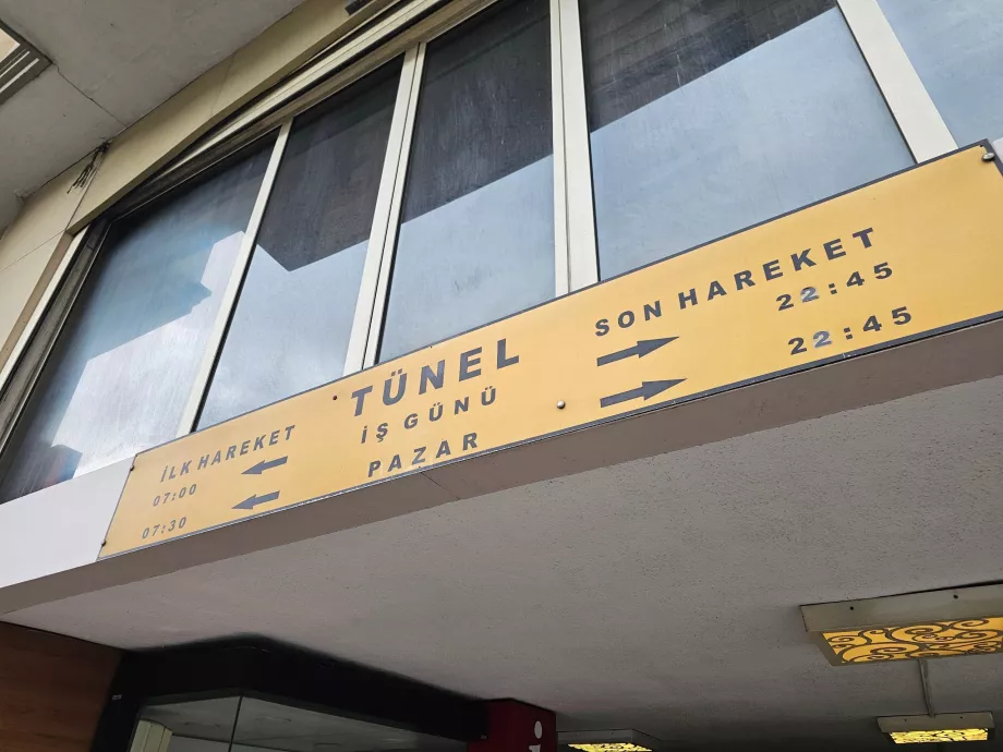 Pintu masuk ke stasiun Tünel