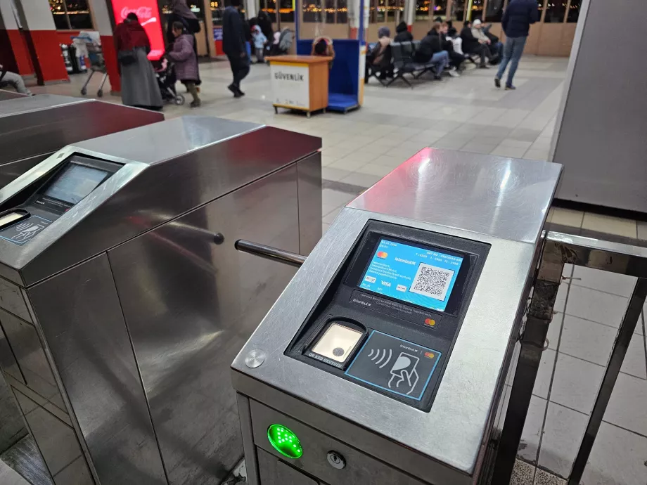 Pembayaran dengan kartu atau Istanbulkart di feri