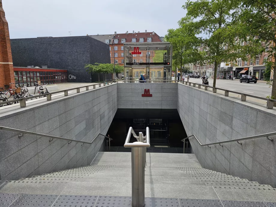 Pintu masuk ke metro dan rambu-rambunya