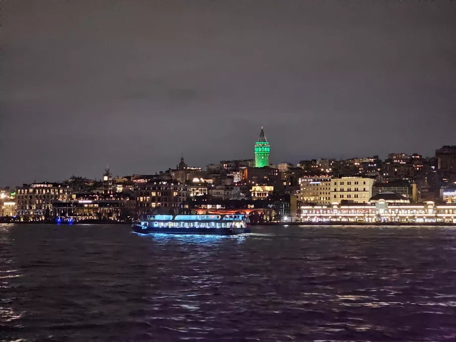 Pelayaran feri malam hari