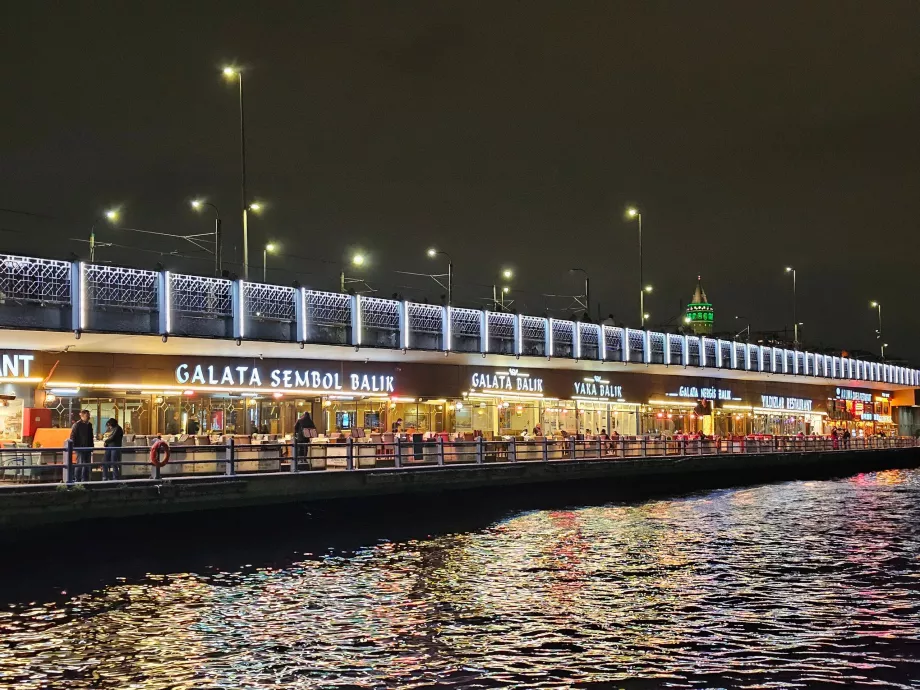 Jembatan Galata di malam hari