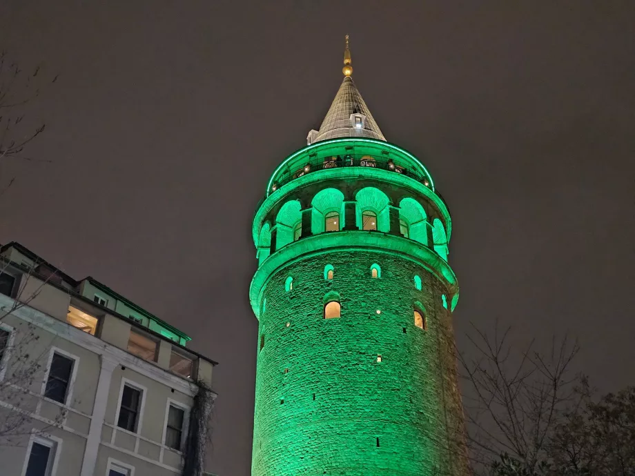 Menara Galata dalam kegelapan