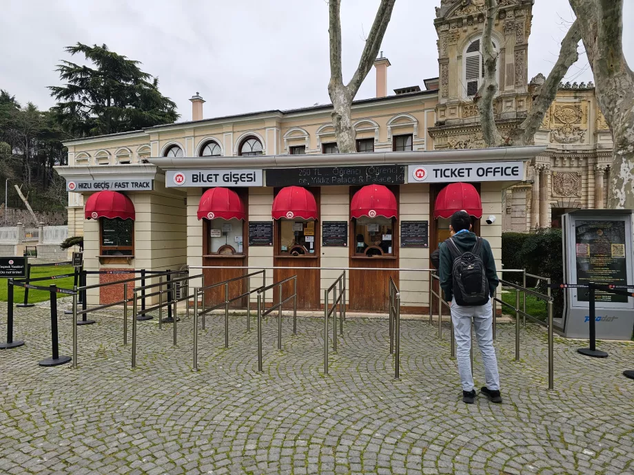 Pintu masuk utama Istana Dolmabahce