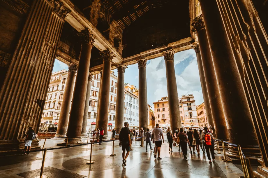 Pintu masuk Pantheon