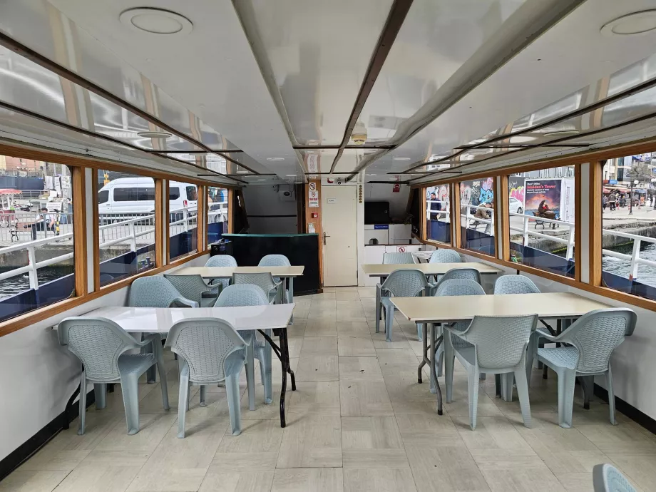 Bagian dalam kapal menuju Menara Maiden