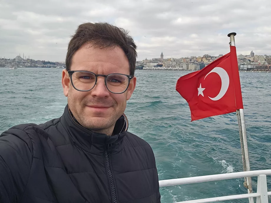 Saya di atas kapal menuju Maiden Tower